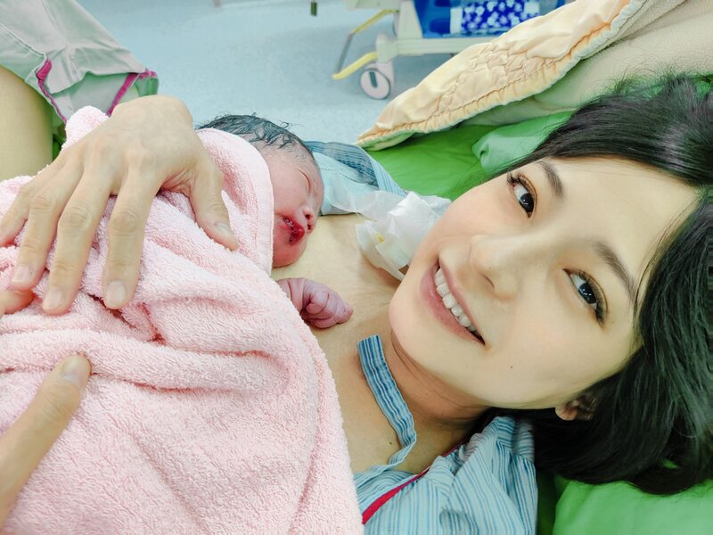 產婦在產房抱著新生兒