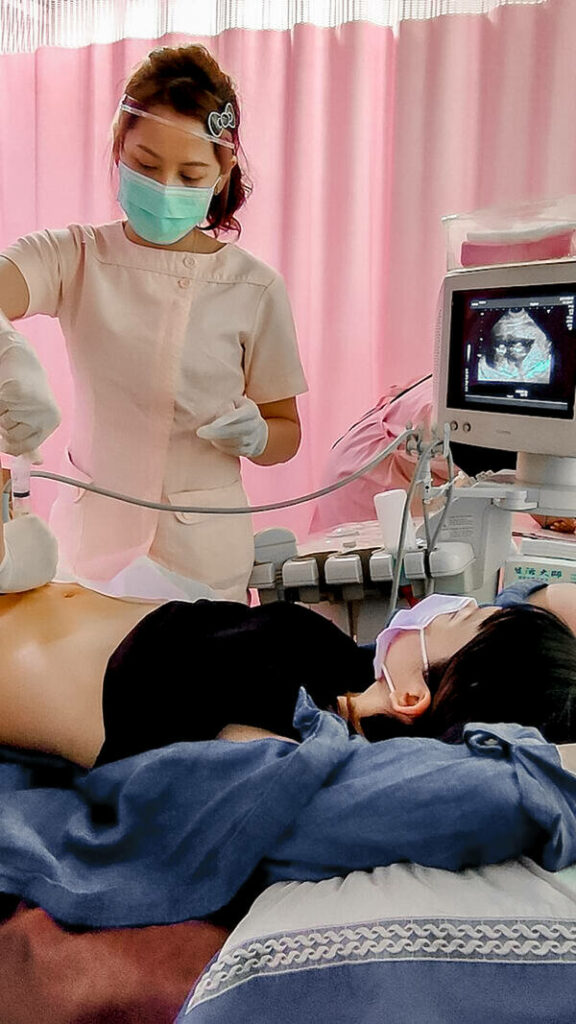 懷孕週數滿16週，在柯滄銘婦產科做羊膜穿刺加羊水晶片，過程用超音波導引